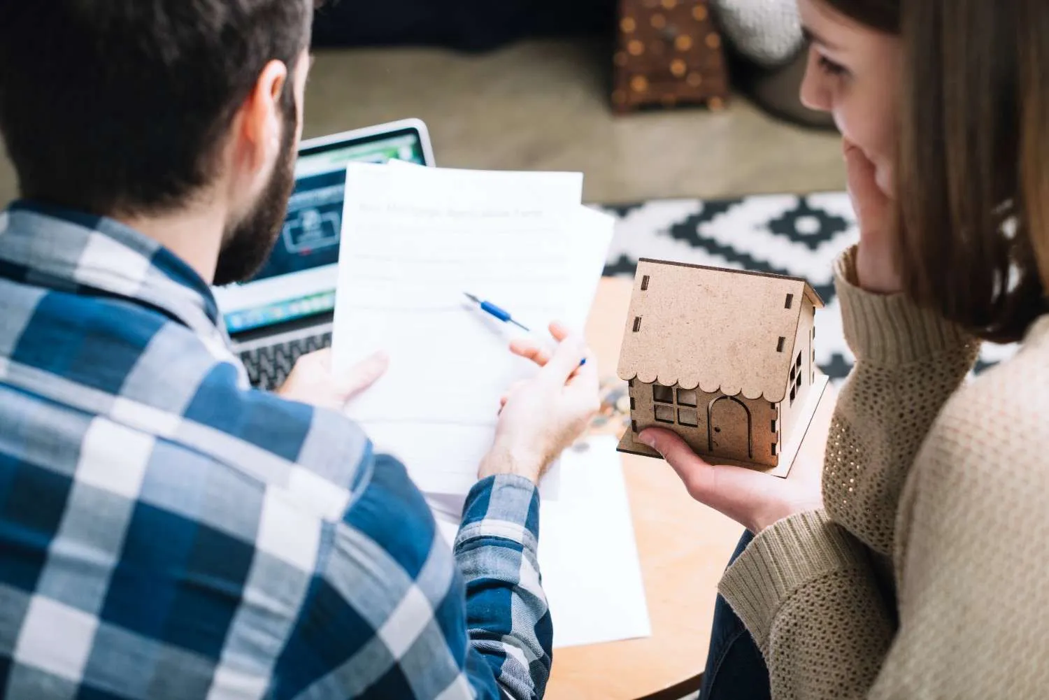 Family choosing a home insurance plan